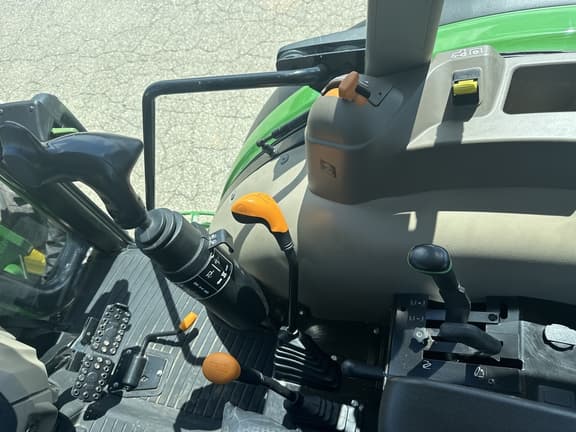 2018 John Deere 5055E - Thumbnail 4