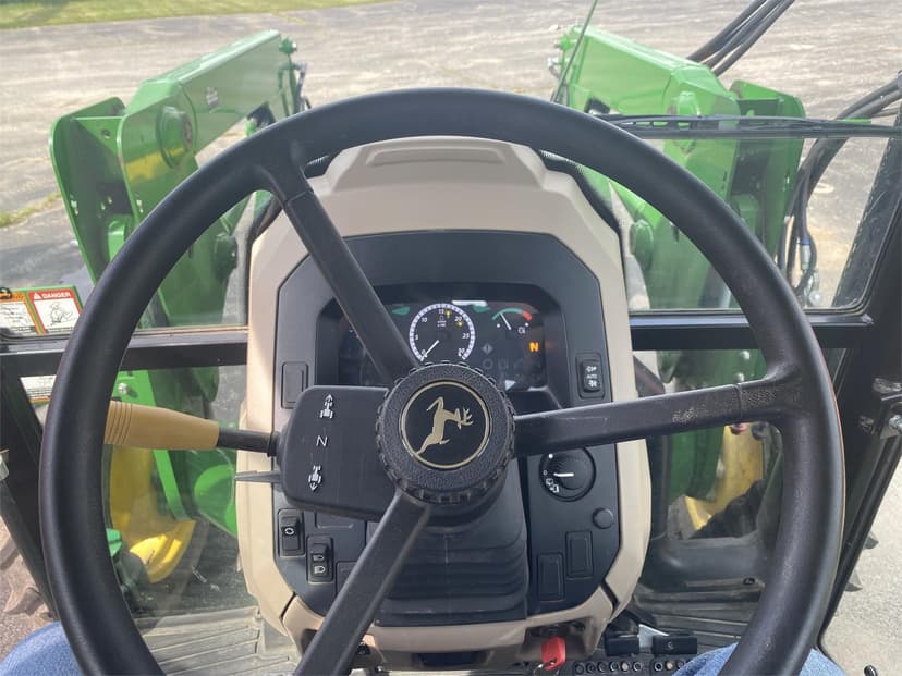 2017 John Deere 5065E - Thumbnail 3